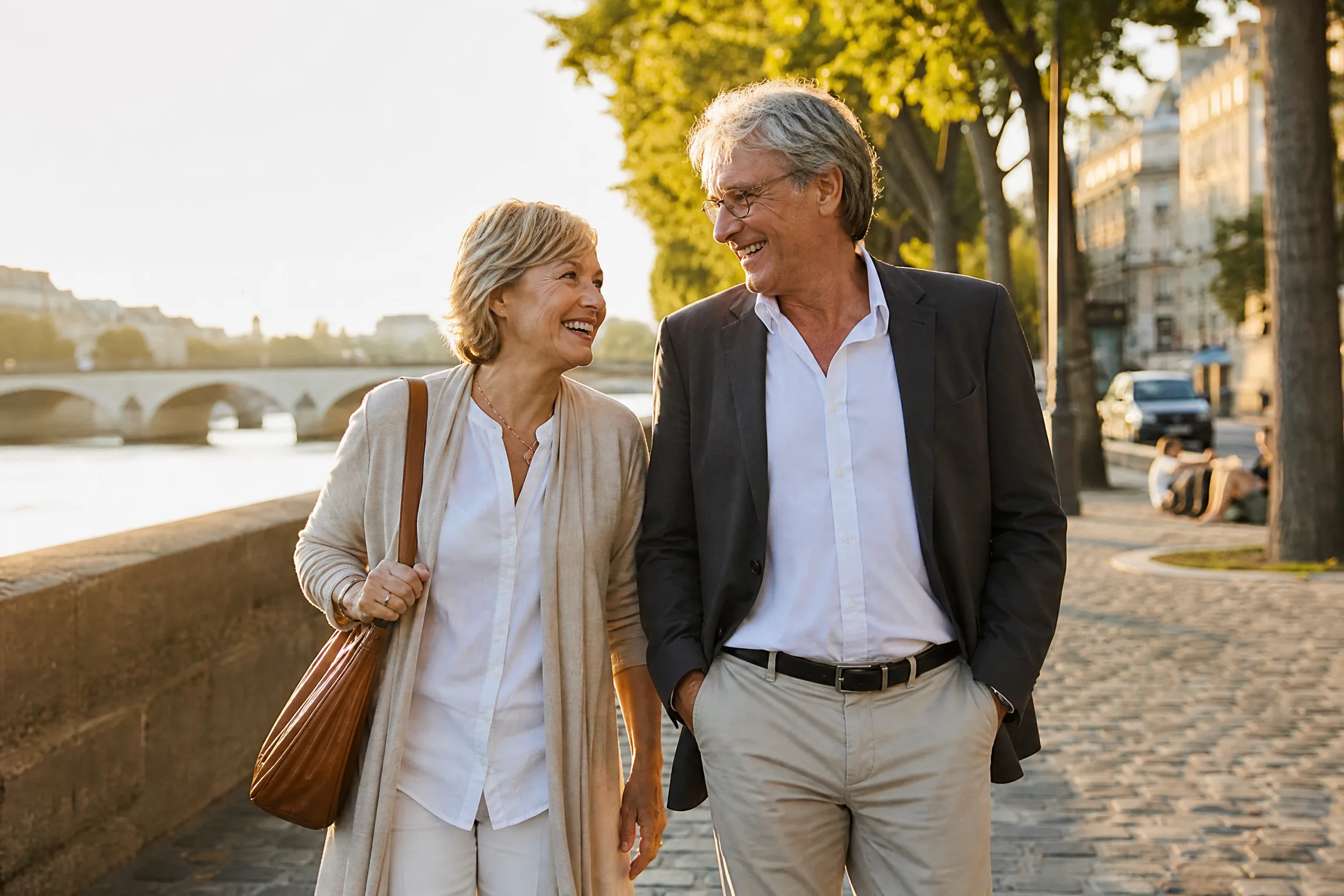 Couple senior se promenant et discutant joyeusement le long d'une rivière