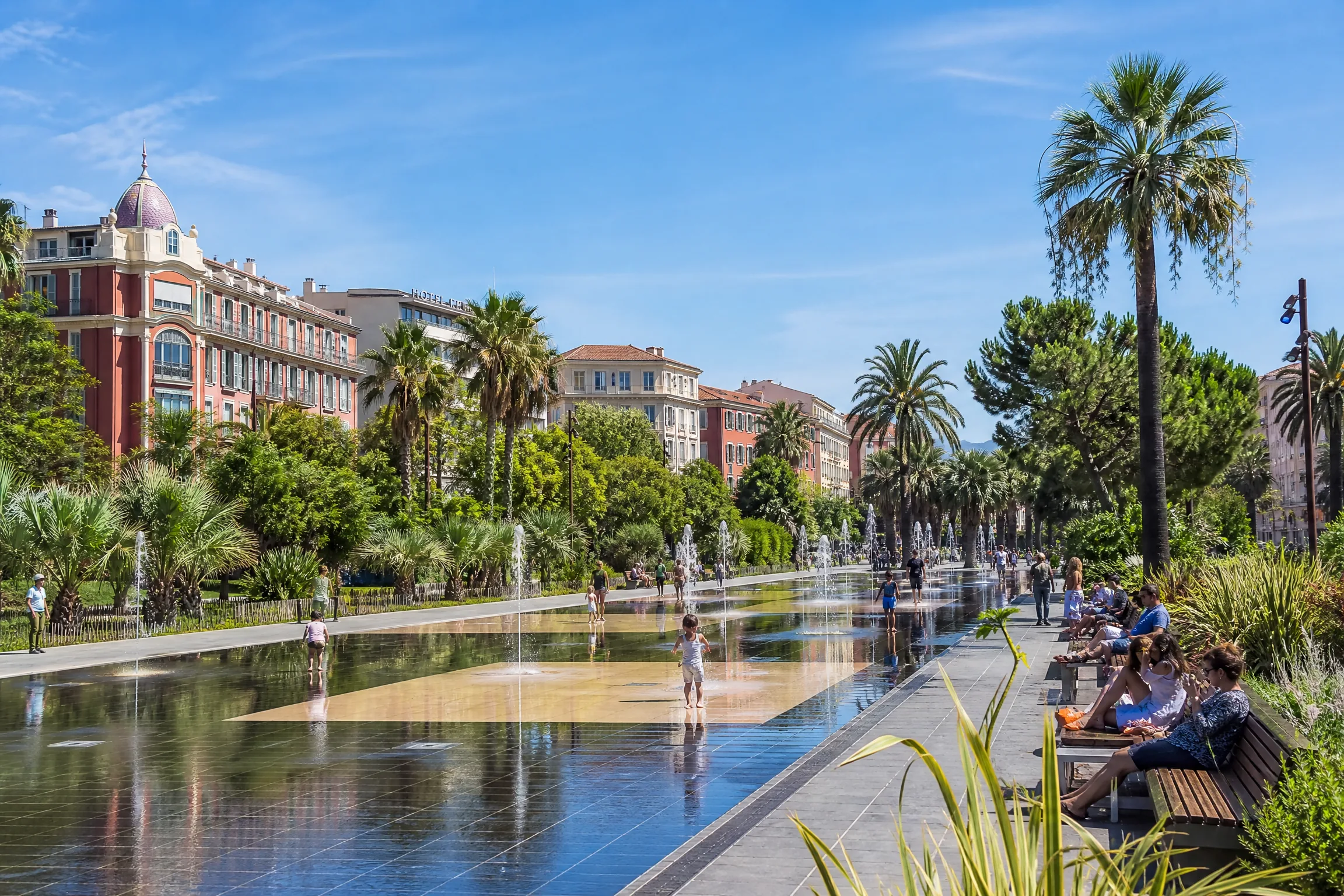Promenade du Paillon à Nice pour une rencontre senior